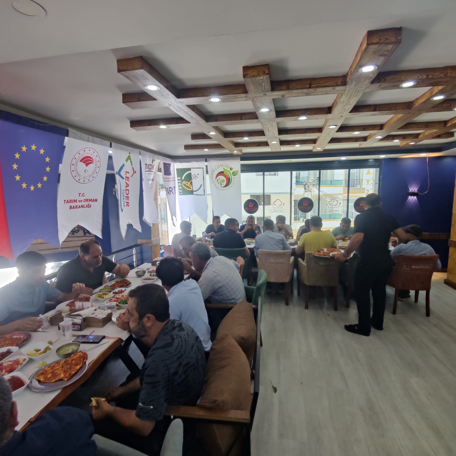 FAALİYET 1.5. YEG üyelerinin/yönetiminin iş birliği içinde kısa tedarik zinciri/yerel ürünlerin pazarlanması/kaliteli ürünler için eğitilmesi  20-50 kişilik  Çermik  İlçe Tarım Müd.  ile işbirliği içinde uzman desteği alınarak   Organik meyve ve sebze üreticilerinin eğitilmesi için toplantı düzenlenmesi