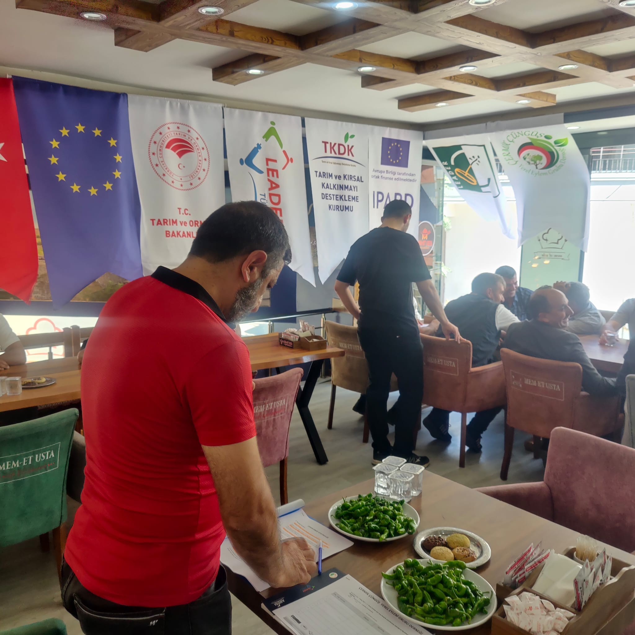 FAALİYET 1. 1  Yerel ürünler için kısa tedarik zincirlerinde işbirliğinin faydalarını açıklayan animasyon toplantısı çermik-çüngüş yeg alanında yeg yönetim kurulu, üyeleri ve personel dahil Yerel halkı Çermik Biberinin  tedarik zincirlerinde işbirliğinin faydalarını  yönelik üreticilere 20-50 katılımcı  3  günlük bilgilendirme toplantısı yapıldı